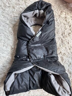 7AM Enfant NIDO Cloud Wrap in Black Puffer
